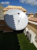 EIN 1.9 meter Famaval dish Installation mit modifizierten Wandhalter, es gab keine ein…