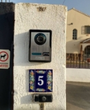 Die Installation eines verdrahteten Video-Gegensprechanlage. Mit einer Einfahrt über 40 Meter. …